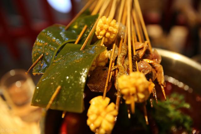 串串香挣钱吗多大的利润（串串香店靠饮料免费送活动年赚80万）-齐力副业